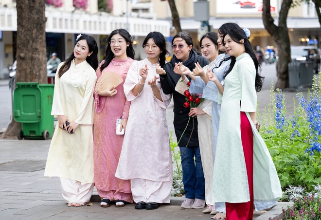 Hội nàng thơ Hà Nội vượt rét sâu đi chụp áo dài, "mặc kệ" cái lạnh co ro- Ảnh 1. Hội nàng thơ Hà Nội vượt rét sâu đi chụp áo dài, "mặc kệ" cái lạnh co ro- Ảnh 1.