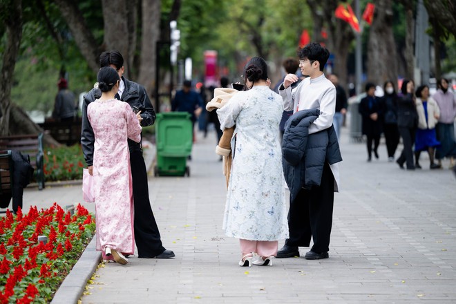 Hội nàng thơ Hà Nội vượt rét sâu đi chụp áo dài, "mặc kệ" cái lạnh co ro- Ảnh 15. Hội nàng thơ Hà Nội vượt rét sâu đi chụp áo dài, "mặc kệ" cái lạnh co ro- Ảnh 15.