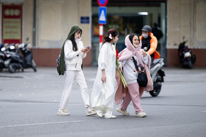 Hội nàng thơ Hà Nội vượt rét sâu đi chụp áo dài, "mặc kệ" cái lạnh co ro- Ảnh 16. Hội nàng thơ Hà Nội vượt rét sâu đi chụp áo dài, "mặc kệ" cái lạnh co ro- Ảnh 16.