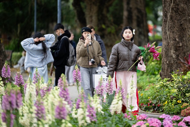 Hội nàng thơ Hà Nội vượt rét sâu đi chụp áo dài, "mặc kệ" cái lạnh co ro- Ảnh 2. Hội nàng thơ Hà Nội vượt rét sâu đi chụp áo dài, "mặc kệ" cái lạnh co ro- Ảnh 2.