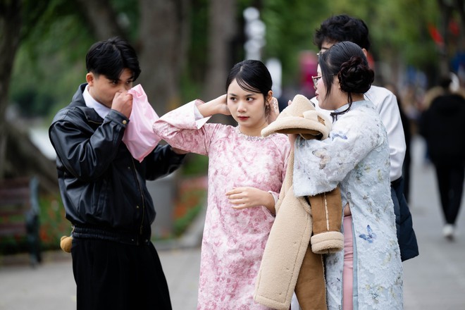 Hội nàng thơ Hà Nội vượt rét sâu đi chụp áo dài, "mặc kệ" cái lạnh co ro- Ảnh 5. Hội nàng thơ Hà Nội vượt rét sâu đi chụp áo dài, "mặc kệ" cái lạnh co ro- Ảnh 5.