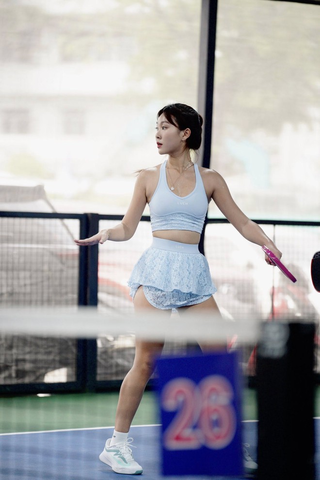 Em Kim "vén váy" lại gây tranh cãi dữ dội khi diện bikini chơi pickleball- Ảnh 4.