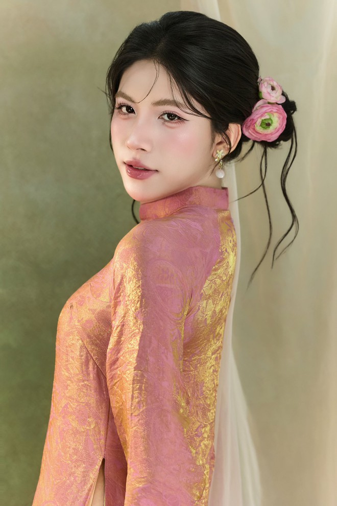 Choáng: 1 Á vương quê Nghệ An xác nhận chuyển giới, khóc khi nhìn vào gương sau 3 lần phẫu thuật- Ảnh 2. Choáng: 1 Á vương quê Nghệ An xác nhận chuyển giới, khóc khi nhìn vào gương sau 3 lần phẫu thuật- Ảnh 2.