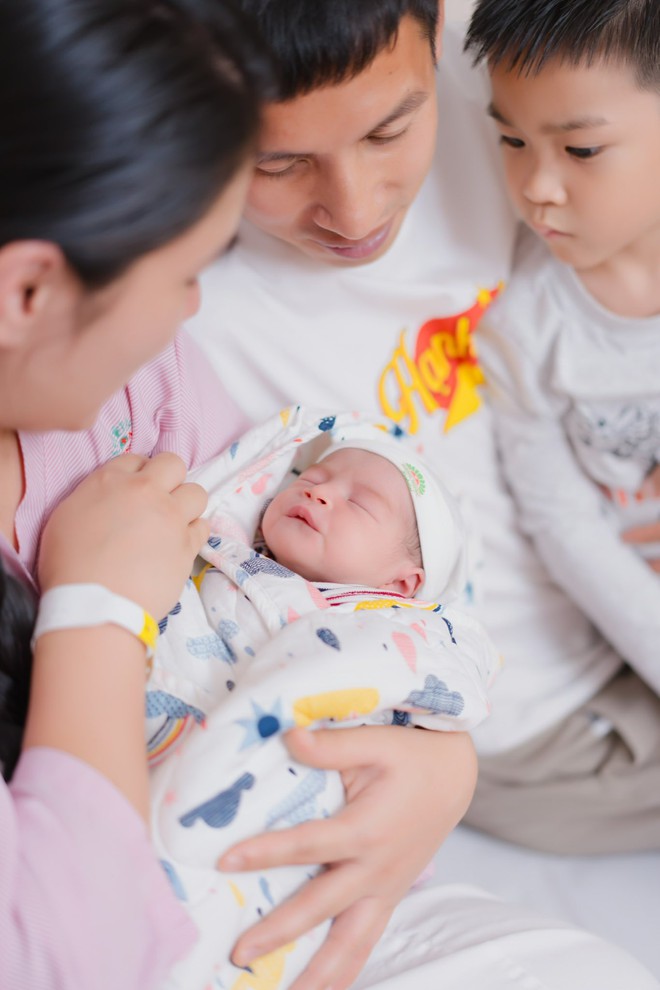 Tuyển thủ Việt Nam mở màn 2026 mỹ mãn: Xây biệt thự mấy chục tỷ, đón con gái cưng chào đời- Ảnh 2. Tuyển thủ Việt Nam mở màn 2026 mỹ mãn: Xây biệt thự mấy chục tỷ, đón con gái cưng chào đời- Ảnh 2.