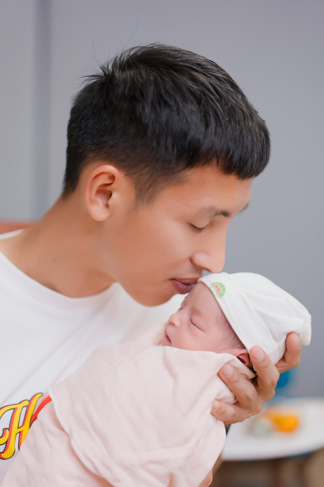 Tuyển thủ Việt Nam mở màn 2026 mỹ mãn: Xây biệt thự mấy chục tỷ, đón con gái cưng chào đời- Ảnh 4. Tuyển thủ Việt Nam mở màn 2026 mỹ mãn: Xây biệt thự mấy chục tỷ, đón con gái cưng chào đời- Ảnh 4.