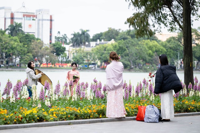 Hội nàng thơ Hà Nội vượt rét sâu đi chụp áo dài, "mặc kệ" cái lạnh co ro- Ảnh 8. Hội nàng thơ Hà Nội vượt rét sâu đi chụp áo dài, "mặc kệ" cái lạnh co ro- Ảnh 8.