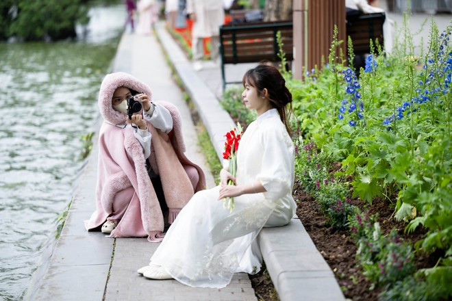 Hội nàng thơ Hà Nội vượt rét sâu đi chụp áo dài, "mặc kệ" cái lạnh co ro- Ảnh 7. Hội nàng thơ Hà Nội vượt rét sâu đi chụp áo dài, "mặc kệ" cái lạnh co ro- Ảnh 7.