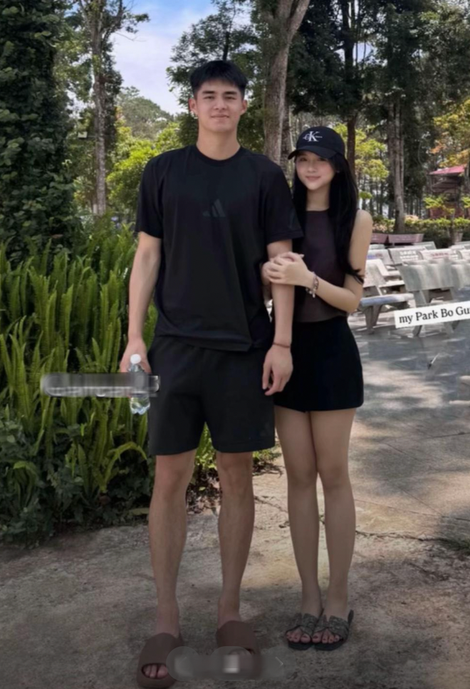 Lan truyền loạt ảnh thủ môn hotboy U23 Việt Nam Trần Trung Kiên tình tứ bên bạn gái tin đồn, visual "đàng gái" gây sốt- Ảnh 2. Lan truyền loạt ảnh thủ môn hotboy U23 Việt Nam Trần Trung Kiên tình tứ bên bạn gái tin đồn, visual "đàng gái" gây sốt- Ảnh 2.