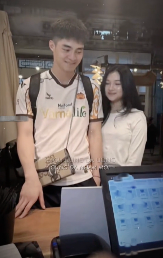 Lan truyền loạt ảnh thủ môn hotboy U23 Việt Nam Trần Trung Kiên tình tứ bên bạn gái tin đồn, visual "đàng gái" gây sốt- Ảnh 3. Lan truyền loạt ảnh thủ môn hotboy U23 Việt Nam Trần Trung Kiên tình tứ bên bạn gái tin đồn, visual "đàng gái" gây sốt- Ảnh 3.