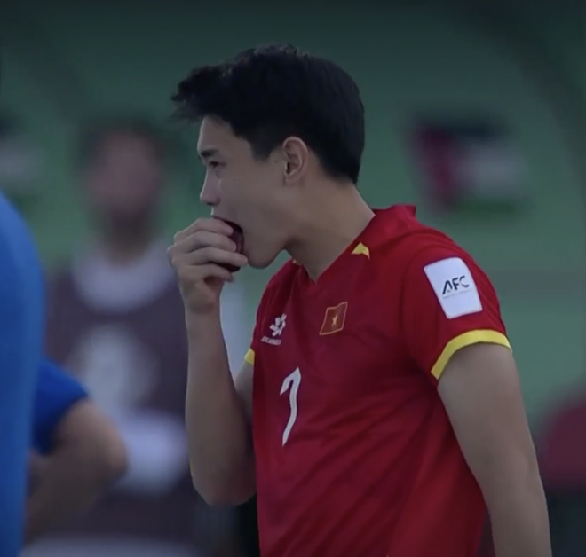 Viral khoảnh khắc hotboy Đình Bắc ăn táo cực thư giãn khi U23 Việt Nam thắng dễ U23 Jordan- Ảnh 4.