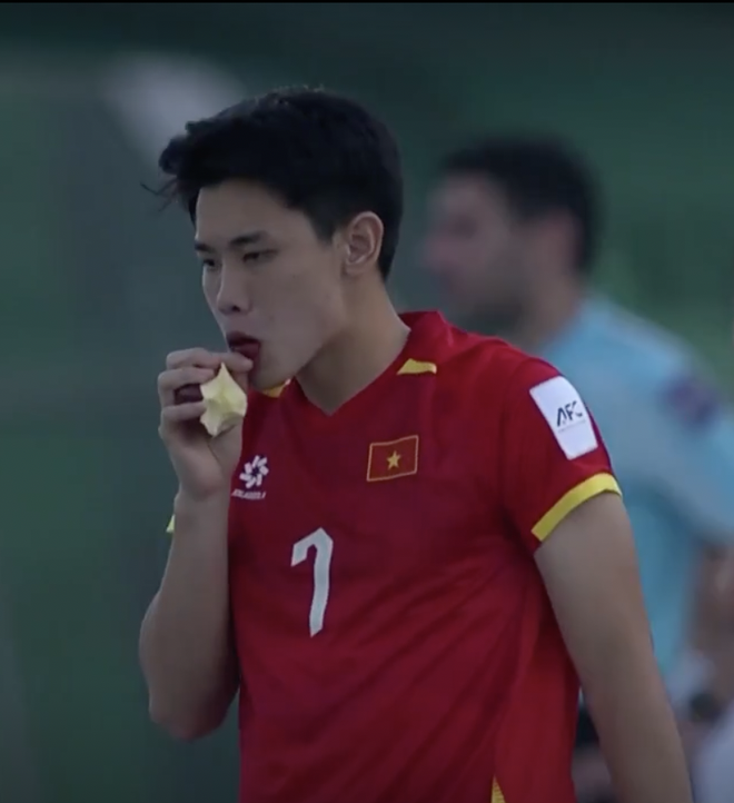Viral khoảnh khắc hotboy Đình Bắc ăn táo cực thư giãn khi U23 Việt Nam thắng dễ U23 Jordan- Ảnh 3.