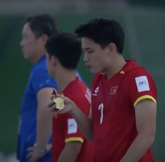 Viral khoảnh khắc hotboy Đình Bắc ăn táo cực thư giãn khi U23 Việt Nam thắng dễ U23 Jordan- Ảnh 1.