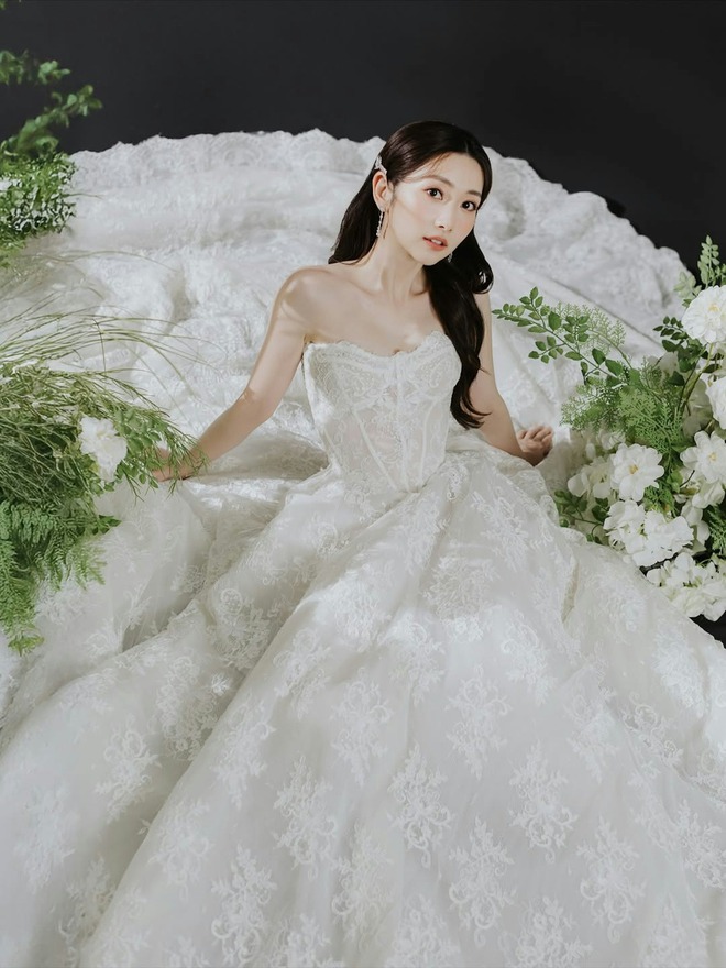 Mỹ nhân khiến tình cũ cạo đầu đi tu đã sinh con gái đầu lòng, làm đám cưới với CEO 3 tập đoàn tối qua- Ảnh 10. Mỹ nhân khiến tình cũ cạo đầu đi tu đã sinh con gái đầu lòng, làm đám cưới với CEO 3 tập đoàn tối qua- Ảnh 10.