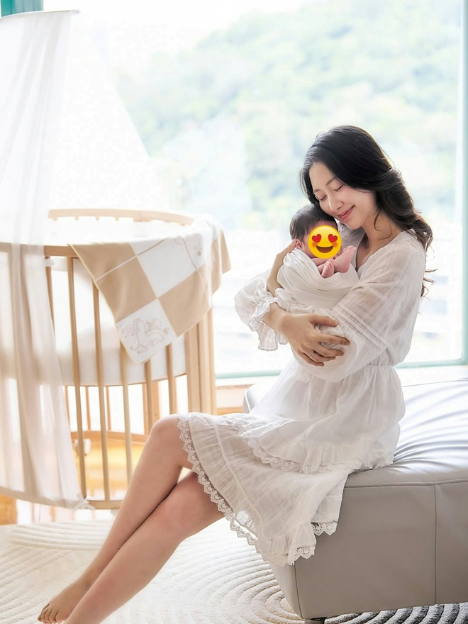 Mỹ nhân khiến tình cũ cạo đầu đi tu đã sinh con gái đầu lòng, làm đám cưới với CEO 3 tập đoàn tối qua- Ảnh 6. Mỹ nhân khiến tình cũ cạo đầu đi tu đã sinh con gái đầu lòng, làm đám cưới với CEO 3 tập đoàn tối qua- Ảnh 6.