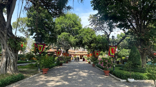 10 địa điểm chụp ảnh Tết miễn phí đang gây bão tại TP.HCM, vừa cổ kính lại đẹp tựa phim trường- Ảnh 2.