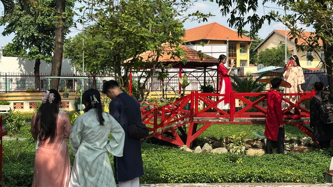 10 địa điểm chụp ảnh Tết miễn phí đang gây bão tại TP.HCM, vừa cổ kính lại đẹp tựa phim trường- Ảnh 3.