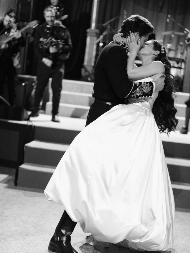 Nữ thần âm nhạc LMHT Worlds lên xe hoa cùng sếp lớn T1, ảnh cưới gây bão MXH vì visual đẹp xuất sắc!- Ảnh 10. Nữ thần âm nhạc LMHT Worlds lên xe hoa cùng sếp lớn T1, ảnh cưới gây bão MXH vì visual đẹp xuất sắc!- Ảnh 10.