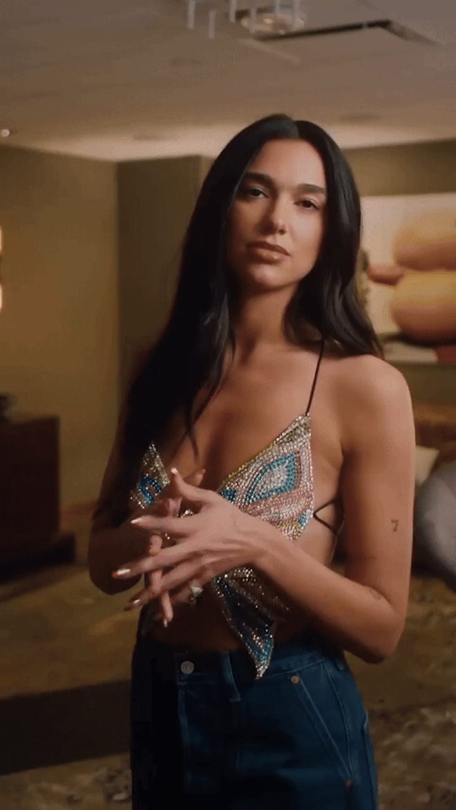 Nữ ca sĩ mặc gợi cảm, đi giày cao lênh khênh để "trồng chuối" thu hút 5 triệu lượt xem là ai?- Ảnh 2.