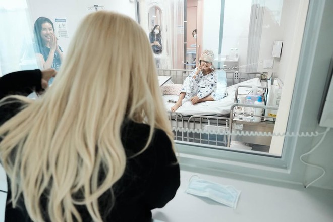 Vừa được phong là mỹ nhân đẹp nhất thế giới, nữ idol bị tố làm màu, diễn sâu ở hoạt động từ thiện- Ảnh 7. Vừa được phong là mỹ nhân đẹp nhất thế giới, nữ idol bị tố làm màu, diễn sâu ở hoạt động từ thiện- Ảnh 7.