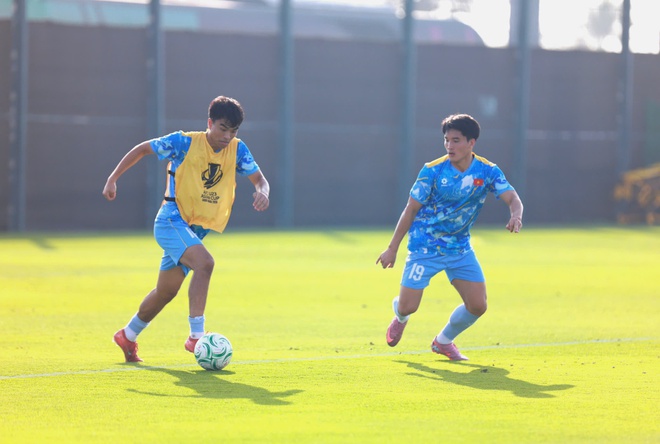 HLV Kim Sang-sik nói về hình ảnh ăn táo viral khắp cõi mạng của Đình Bắc: "Tôi không biết cậu ấy đói hay sao..."- Ảnh 10.