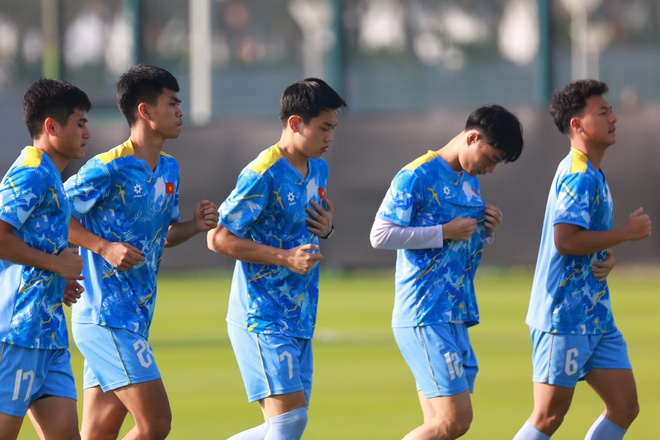 HLV Kim Sang-sik nói về hình ảnh ăn táo viral khắp cõi mạng của Đình Bắc: "Tôi không biết cậu ấy đói hay sao..."- Ảnh 6.