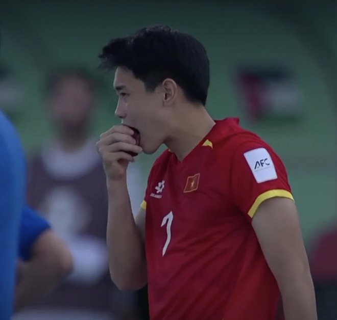 HLV Kim Sang-sik nói về hình ảnh ăn táo viral khắp cõi mạng của Đình Bắc: "Tôi không biết cậu ấy đói hay sao..."- Ảnh 1.