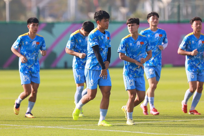 HLV Kim Sang-sik nói về hình ảnh ăn táo viral khắp cõi mạng của Đình Bắc: "Tôi không biết cậu ấy đói hay sao..."- Ảnh 7.