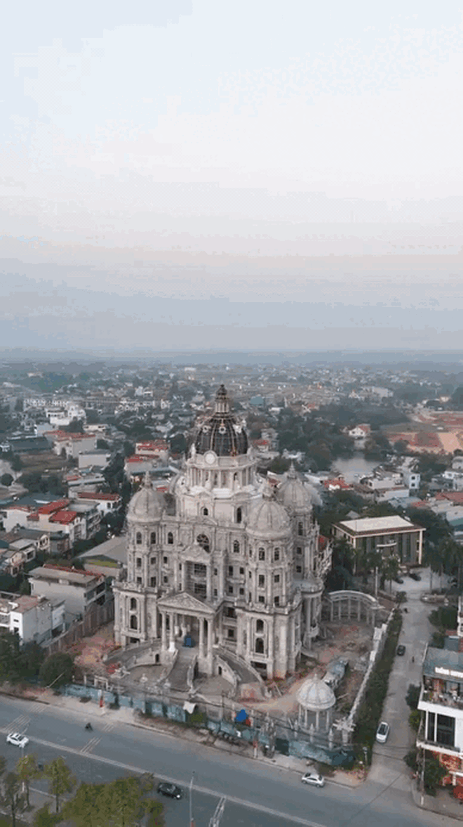 Lâu đài sáng nhất Phú Thọ: Cảnh tượng khiến ai nhìn cũng choáng váng- Ảnh 1.