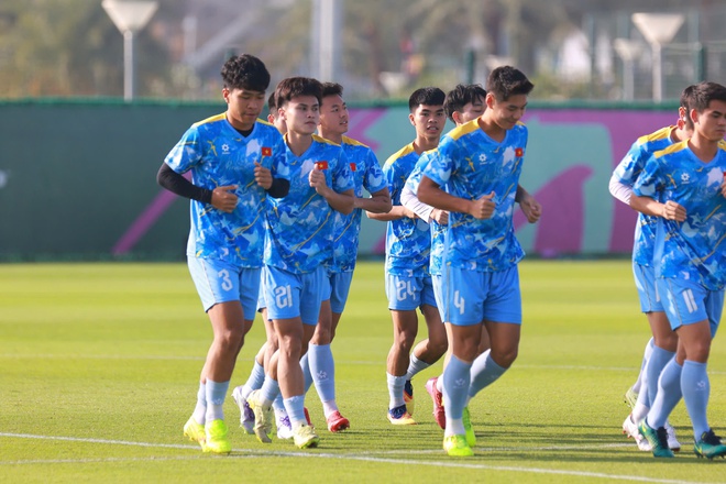 HLV Kim Sang-sik nói về hình ảnh ăn táo viral khắp cõi mạng của Đình Bắc: "Tôi không biết cậu ấy đói hay sao..."- Ảnh 8.