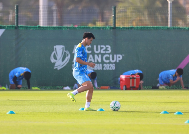 HLV Kim Sang-sik nói về hình ảnh ăn táo viral khắp cõi mạng của Đình Bắc: "Tôi không biết cậu ấy đói hay sao..."- Ảnh 12.