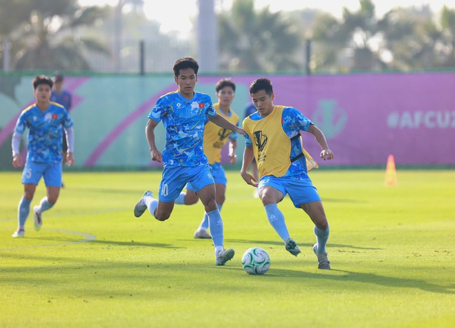 HLV Kim Sang-sik nói về hình ảnh ăn táo viral khắp cõi mạng của Đình Bắc: "Tôi không biết cậu ấy đói hay sao..."- Ảnh 9.