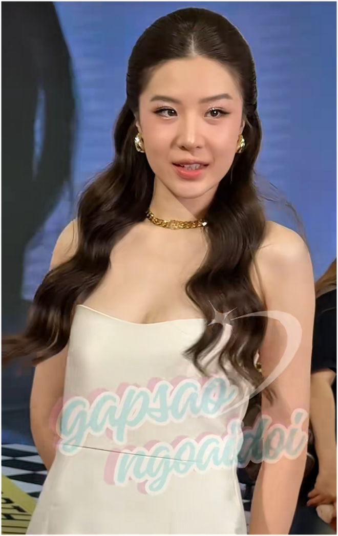 Góc nghiêng suýt nhầm thành Lưu Diệc Phi của vợ Quân AP: "Mũi này là thật hả?- Ảnh 4. Góc nghiêng suýt nhầm thành Lưu Diệc Phi của vợ Quân AP: "Mũi này là thật hả?- Ảnh 4.