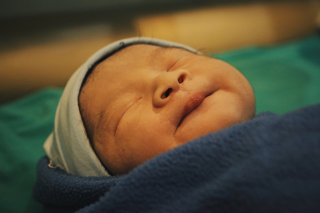 Picha - quý tử nhà HH Ngọc Hân: Em bé chào đời trong ca sinh hiếm, càng lớn ra dáng "mỹ nam" tương lai- Ảnh 2.