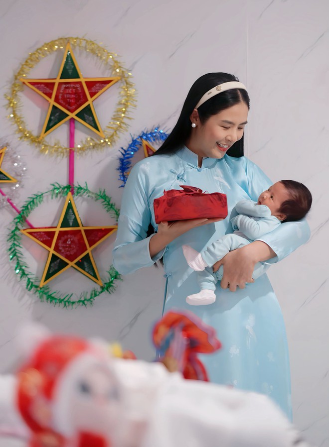 Picha - quý tử nhà HH Ngọc Hân: Em bé chào đời trong ca sinh hiếm, càng lớn ra dáng "mỹ nam" tương lai- Ảnh 4.