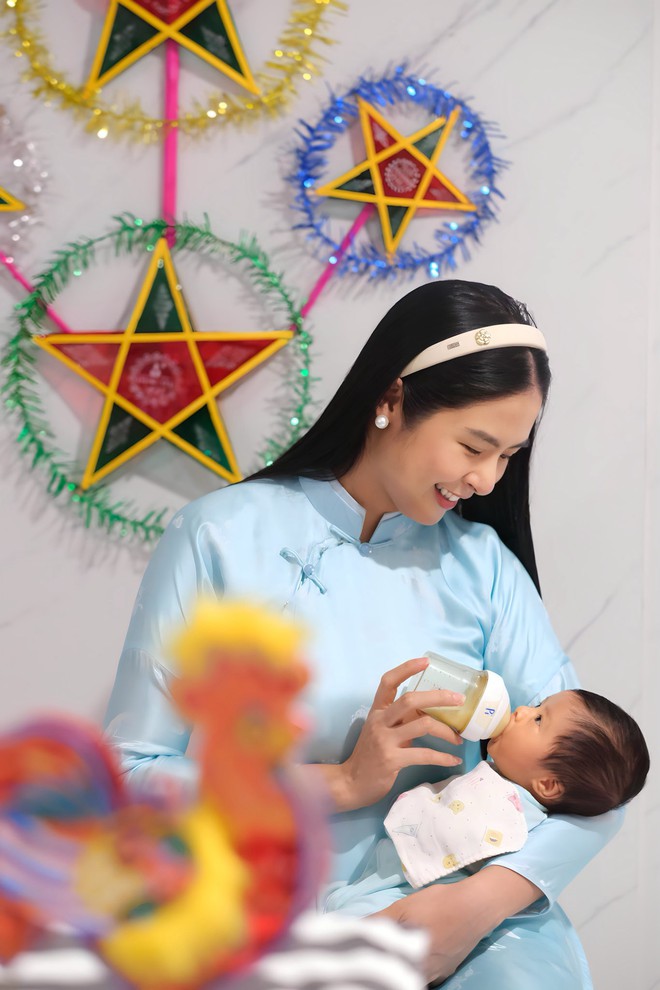 Picha - quý tử nhà HH Ngọc Hân: Em bé chào đời trong ca sinh hiếm, càng lớn ra dáng "mỹ nam" tương lai- Ảnh 3.