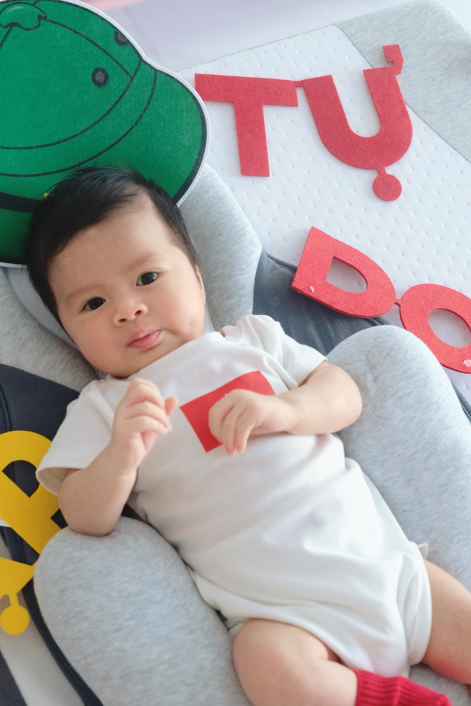 Picha - quý tử nhà HH Ngọc Hân: Em bé chào đời trong ca sinh hiếm, càng lớn ra dáng "mỹ nam" tương lai- Ảnh 5.