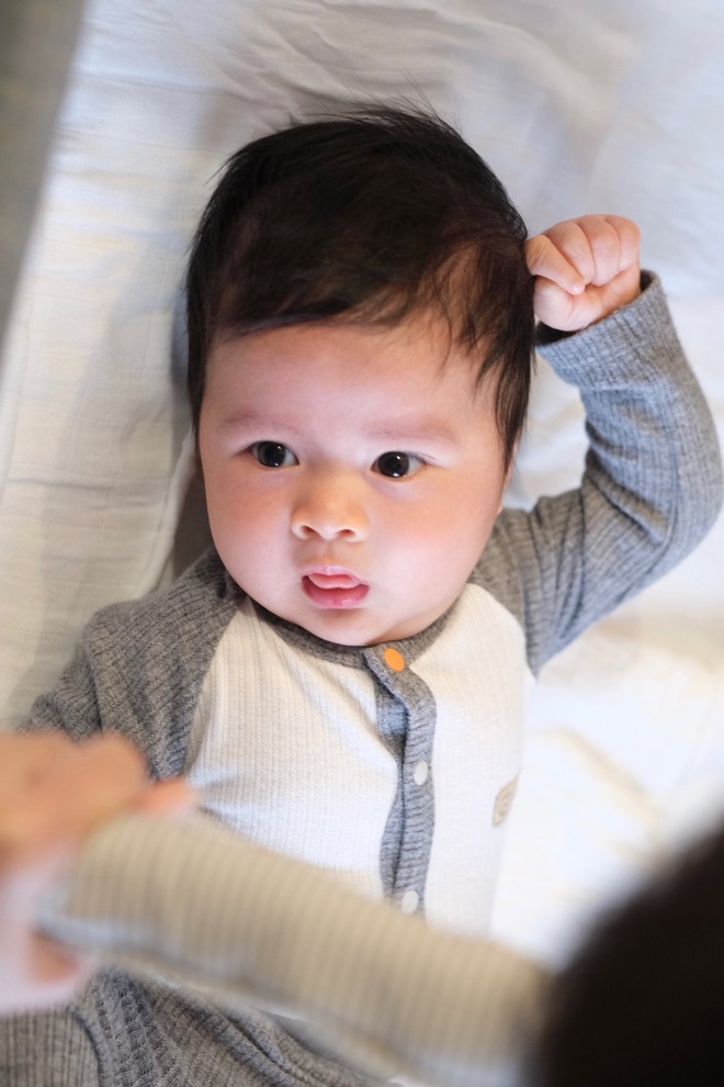 Picha - quý tử nhà HH Ngọc Hân: Em bé chào đời trong ca sinh hiếm, càng lớn ra dáng "mỹ nam" tương lai- Ảnh 9.
