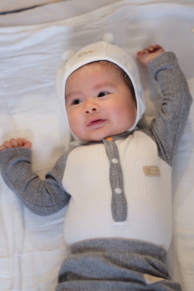 Picha - quý tử nhà HH Ngọc Hân: Em bé chào đời trong ca sinh hiếm, càng lớn ra dáng "mỹ nam" tương lai- Ảnh 8.