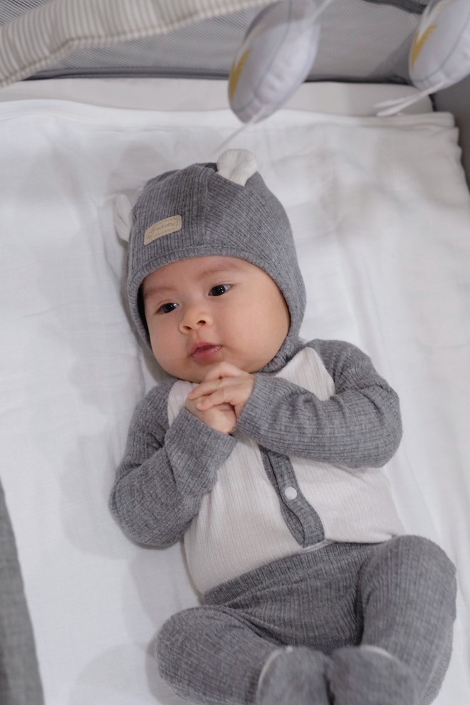 Picha - quý tử nhà HH Ngọc Hân: Em bé chào đời trong ca sinh hiếm, càng lớn ra dáng "mỹ nam" tương lai- Ảnh 6.