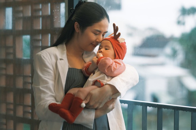 Picha - quý tử nhà HH Ngọc Hân: Em bé chào đời trong ca sinh hiếm, càng lớn ra dáng "mỹ nam" tương lai- Ảnh 11.