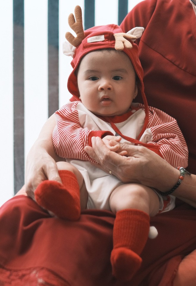 Picha - quý tử nhà HH Ngọc Hân: Em bé chào đời trong ca sinh hiếm, càng lớn ra dáng "mỹ nam" tương lai- Ảnh 13.