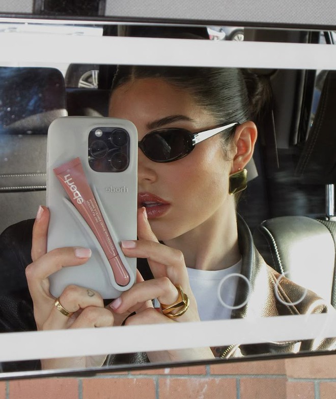 Nối bước Rhode, Huda Beauty khiến hội con gái đảo điên với giá đỡ điện thoại kiêm phấn phủ- Ảnh 3. Nối bước Rhode, Huda Beauty khiến hội con gái đảo điên với giá đỡ điện thoại kiêm phấn phủ- Ảnh 3.