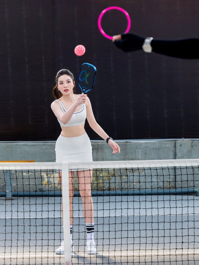 Có mấy tấm ảnh Kỳ Duyên chơi pickleball với Hương Giang thôi mà không thể rời mắt, visual trắng phát sáng!- Ảnh 8.