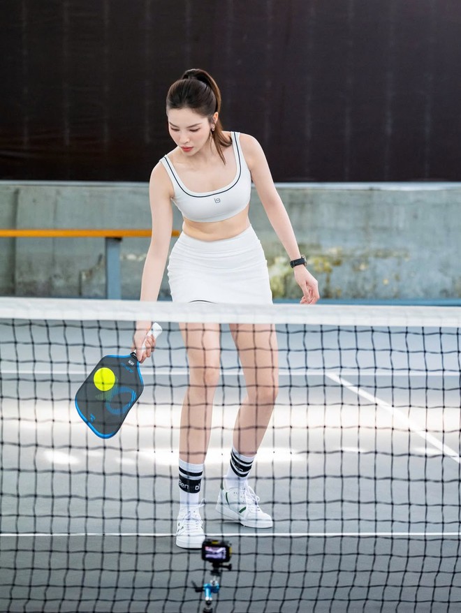 Có mấy tấm ảnh Kỳ Duyên chơi pickleball với Hương Giang thôi mà không thể rời mắt, visual trắng phát sáng!- Ảnh 5.