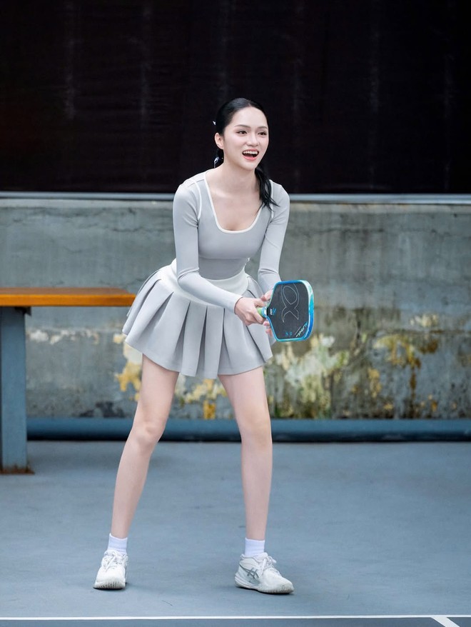 Có mấy tấm ảnh Kỳ Duyên chơi pickleball với Hương Giang thôi mà không thể rời mắt, visual trắng phát sáng!- Ảnh 10.