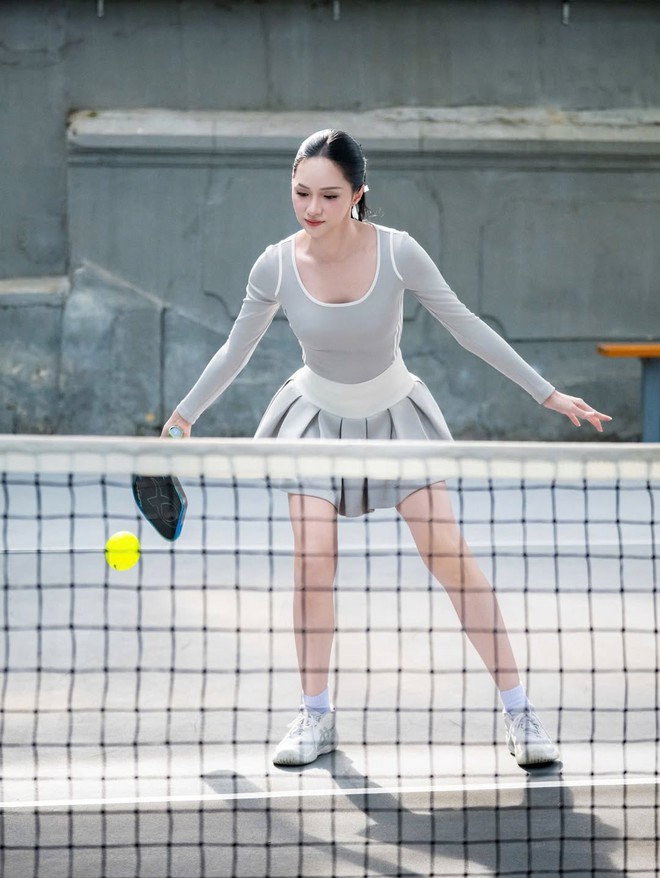 Có mấy tấm ảnh Kỳ Duyên chơi pickleball với Hương Giang thôi mà không thể rời mắt, visual trắng phát sáng!- Ảnh 11.
