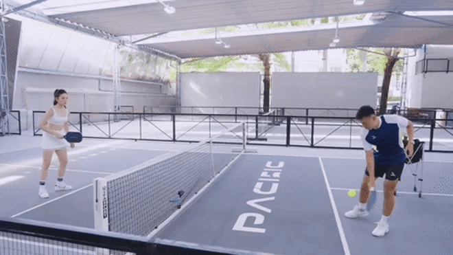 Đi học muộn nhưng thầy xịn khỏi bàn: Kỳ Duyên được Lý Hoàng Nam kèm cặp chơi pickleball, visual trắng phát sáng gây sốt MXH- Ảnh 11.
