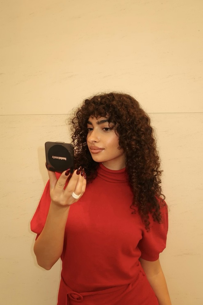 Nối bước Rhode, Huda Beauty khiến hội con gái đảo điên với giá đỡ điện thoại kiêm phấn phủ- Ảnh 14. Nối bước Rhode, Huda Beauty khiến hội con gái đảo điên với giá đỡ điện thoại kiêm phấn phủ- Ảnh 14.