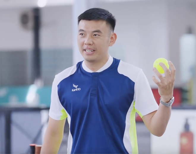 Đi học muộn nhưng thầy xịn khỏi b&agrave;n: Kỳ Duy&ecirc;n được L&yacute; Ho&agrave;ng Nam k&egrave;m cặp chơi pickleball, visual trắng ph&aacute;t s&aacute;ng g&acirc;y sốt MXH- Ảnh 1.