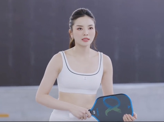 Đi học muộn nhưng thầy xịn khỏi bàn: Kỳ Duyên được Lý Hoàng Nam kèm cặp chơi pickleball, visual trắng phát sáng gây sốt MXH- Ảnh 2.